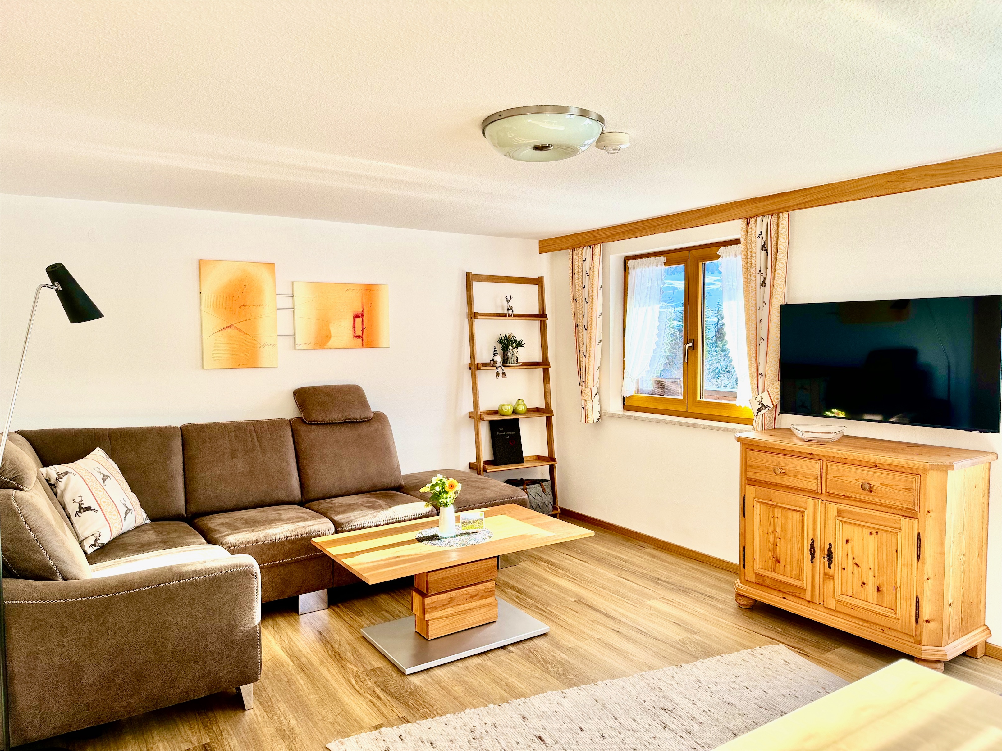  Schönes Wohnzimmer mit gemütlicher Couch, großem SAT-TV & Leseleuchte und grandiosem Ausblick auf die Walser Bergwelt 