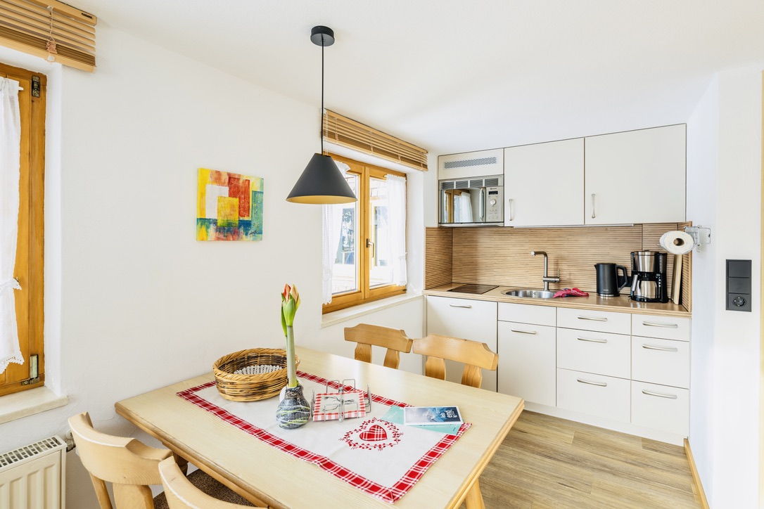  Wohn-/Essküche mit grandiosem Ausblick auf die Walser Bergwelt 