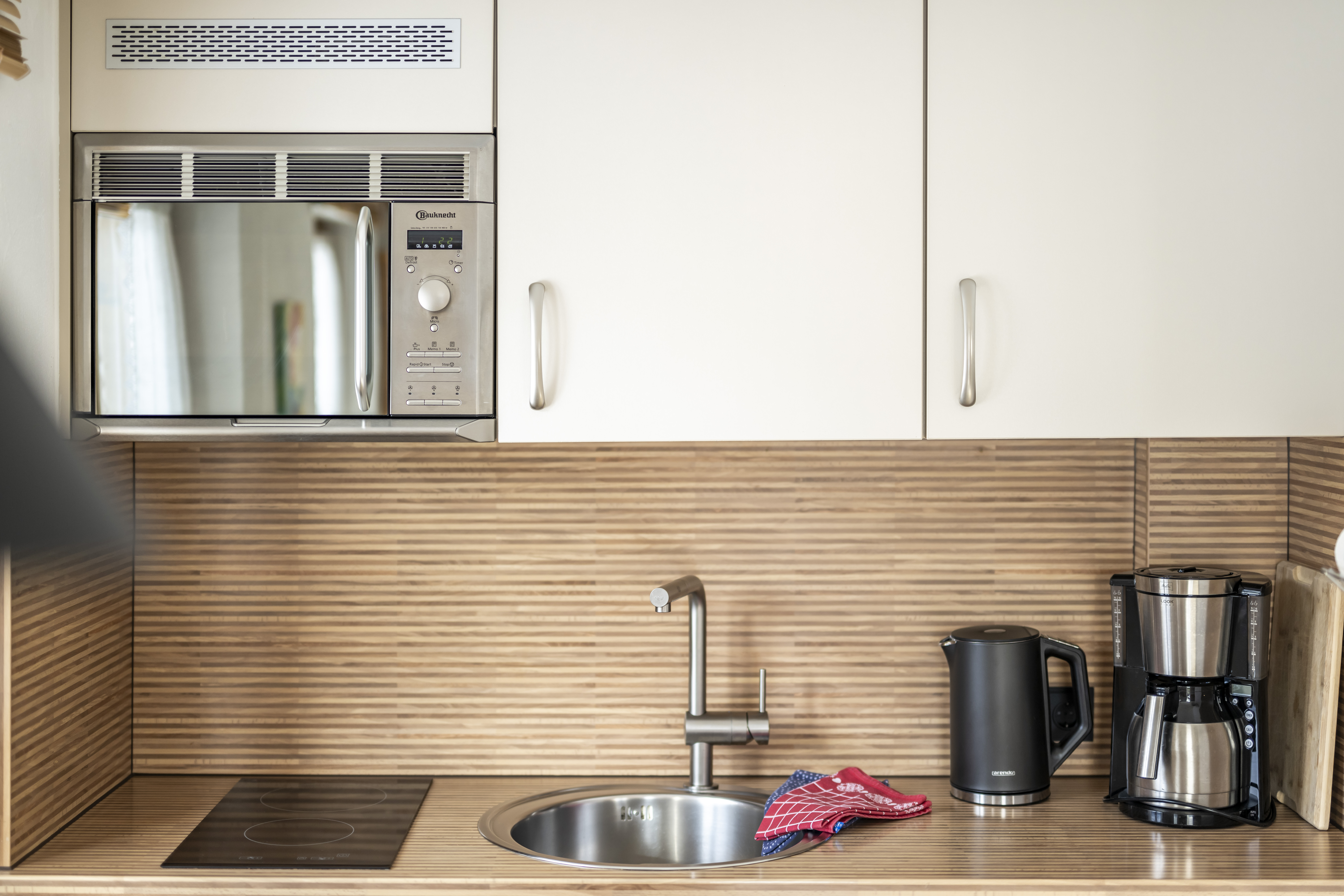  Wohn-Essküche mit ausziehbarem Wasserhahn, Ceranfeld, Kaffeemaschine, Wasserkocher & Mikrowelle 