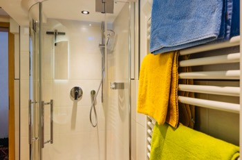  Geräumige neue Dusche 