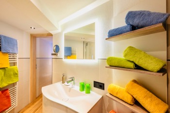  Neues Badezimmer mit Handtuchheizkörper, geräumiger Dusche, Schminkspiegel, kleinem Hocker & jede Menge Aufhängemöglichkeiten 