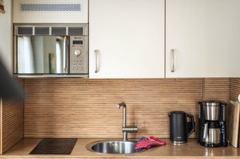  Wohn-Essküche mit ausziehbarem Wasserhahn, Ceranfeld, Kaffeemaschine, Wasserkocher & Mikrowelle 